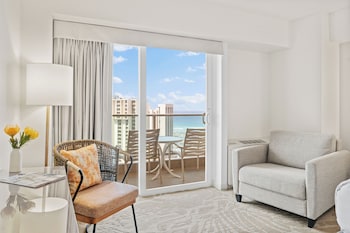 Waikiki Tower Ocean View Room King Bed