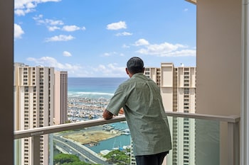 Waikiki Tower Ocean View Room King Bed