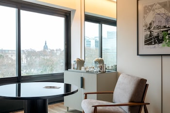 Superior Room, 1 King Bed, Pool Access