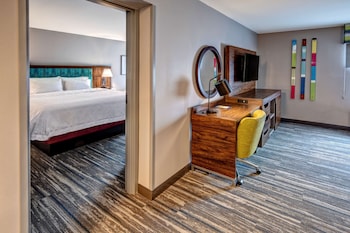 Studio, 1 King Bed, Refrigerator & Microwave (Wet bar)