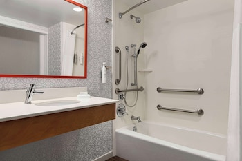 Standard Room, 1 King Bed, Accessible, Non Smoking (Bathtub)