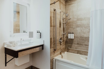 Standard Room, 1 Queen Bed, Accessible Bathtub (Mobility)