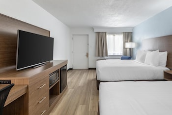 Standard Room, 2 Queen Beds, Refrigerator & Microwave, Courtyard View