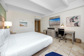 Standard Room, 1 King Bed, Refrigerator & Microwave, Harbor View