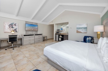 Standard Room, 1 King Bed, Non Smoking, Balcony (Larger Room)