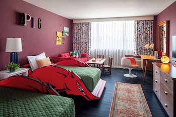 Family Room, 1 King Bed (Roll-In Shower, Mobility)
