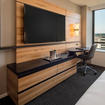 Room, 1 King Bed, Accessible, Corner (Roll-In Shower)