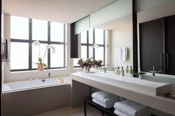 Suite (Dam, View)