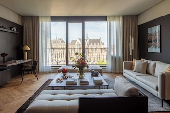 Suite (Dam, View)