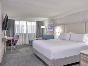 Suite, 2 Bedrooms, Accessible Bathtub (Communications)