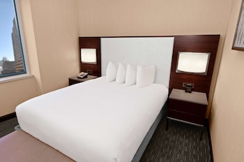 1 Queen Bed
