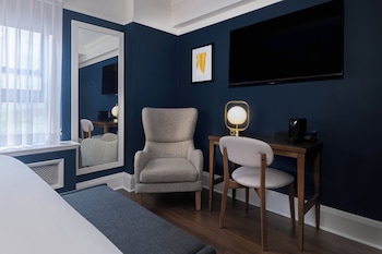 Premium Room, 1 King Bed, Accessible (Communications)