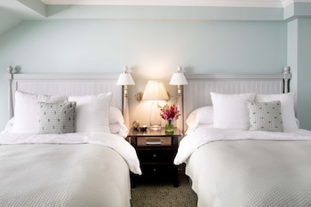 Room (Woodstock - 2 Queens w/ sofabed)