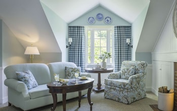 Legacy Tavern King Suite w/ Full Sized Sofa Bed