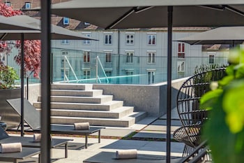 Signature Pool Suite