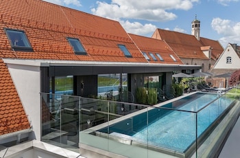 Deluxe Pool Suite