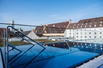 Urban Pool Suite