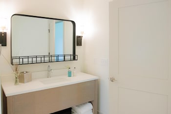 Suite, 1 King Bed (Dogwood)