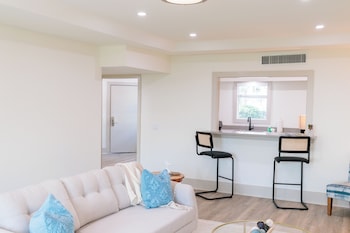 Suite, 1 King Bed (Magnolia)