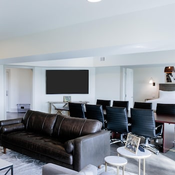 Suite, 1 King Bed (Dogwood)