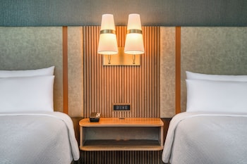 Standard Room, 2 Queen Beds (Minifridge High Floor)