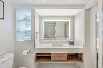 Standard Room, 1 King Bed (Minifridge High Floor)