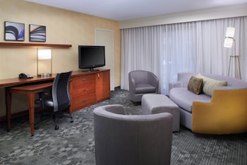 Suite, 1 Bedroom, Courtyard View (Mobility/Hearing Accessible, Tub)