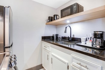 Standard Room, 1 Queen Bed, Kitchen (Atrium Building)