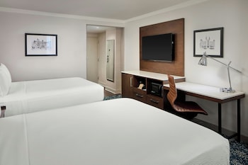 Room, 2 Queen Beds, Mobility Accessible, Bathtub