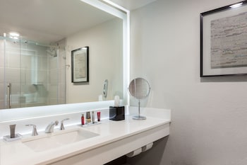 Standard Room, 1 King Bed (Mobility Accessible, Tub)