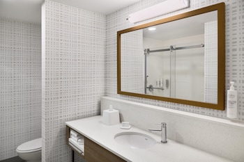 Room, 1 King Bed, Hearing Accessible, Microwave (Hearing)