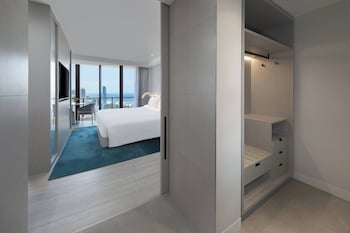 Junior Suite, 1 King Bed, Corner (Balcony, Ocean View)