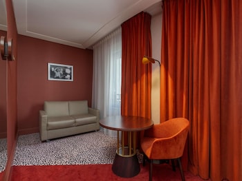 Junior Studio Suite, 1 King Bed with Sofa bed