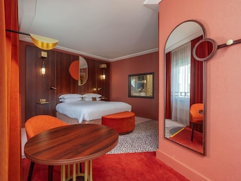 Junior Studio Suite, 1 King Bed with Sofa bed