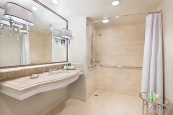 Club Classic Guest Room Queen/Queen Accessible