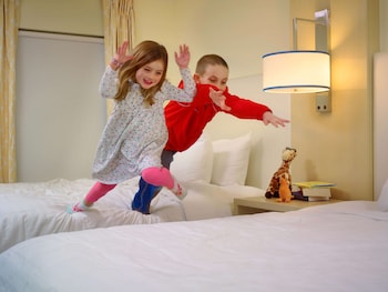 Suite, Multiple Beds, Accessible (Hearing, Roll-In Shower, King + Queen)