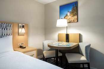 Standard Room, 1 King Bed, Balcony