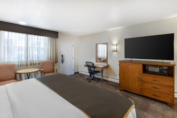 Standard Room, 1 King Bed, Non Smoking, Refrigerator & Microwave