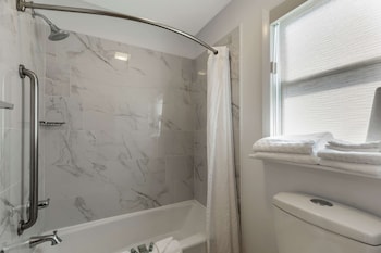 Standard Room, 1 Queen Bed, Non Smoking, Refrigerator & Microwave