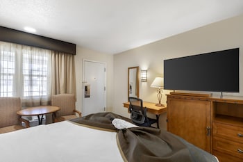 Standard Room, 1 Queen Bed, Non Smoking, Refrigerator & Microwave