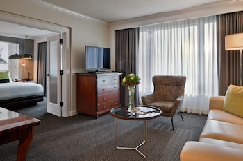 Suite, 1 King Bed, Accessible (Hearing)