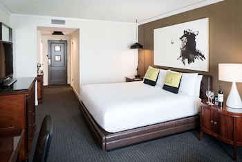 1 King Bed, Accessible (Roll-in Shower)