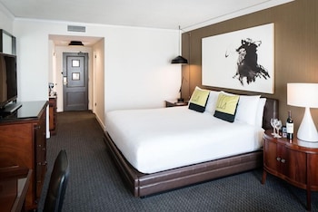 1 King Bed, Accessible (Roll-in Shower)