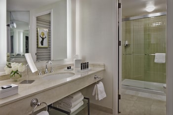 Suite, 1 Bedroom, Balcony (1 King Bed)