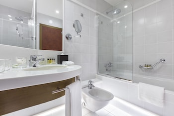 Deluxe Grand King, City or Courtyard View