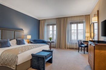 Deluxe Grand King, City or Courtyard View