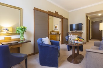 Deluxe Suite, Courtyard View