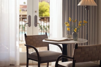 Deluxe Room, 1 King Bed, Accessible, Patio