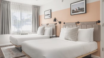 Standard Room, 1 Queen Bed, Non Smoking, Refrigerator & Microwave