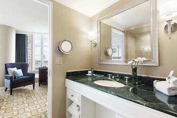 Suite, 1 King Bed (Greenway Suite)